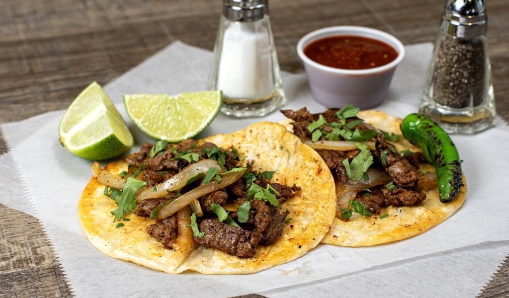 Блюдо тако с лепешками с начинкой