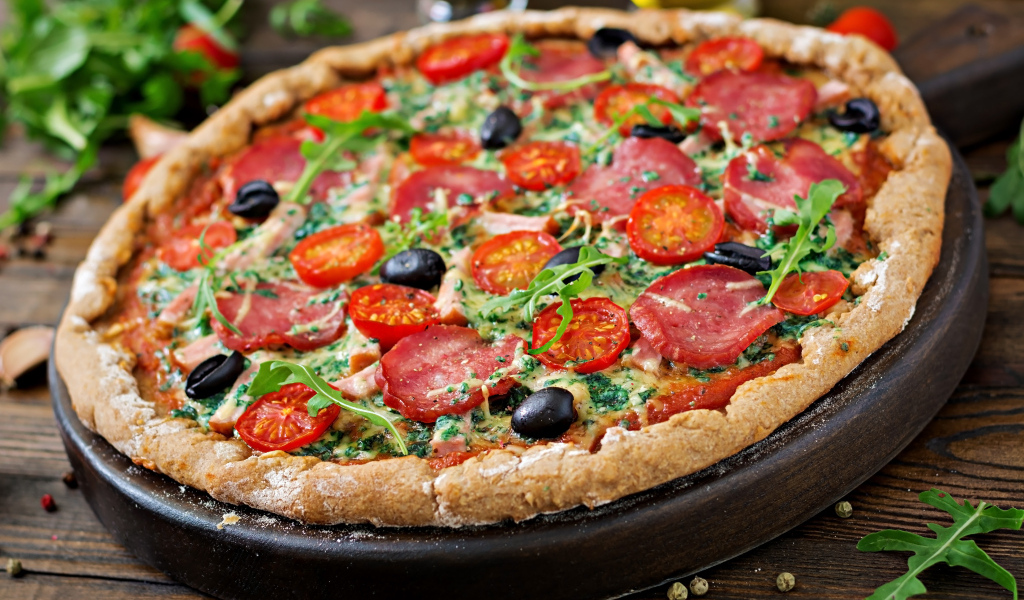 Аппетитная пицца с колбасой и помидорами