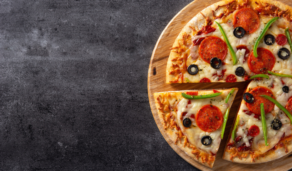 Аппетитная пицца с колбасой на столе