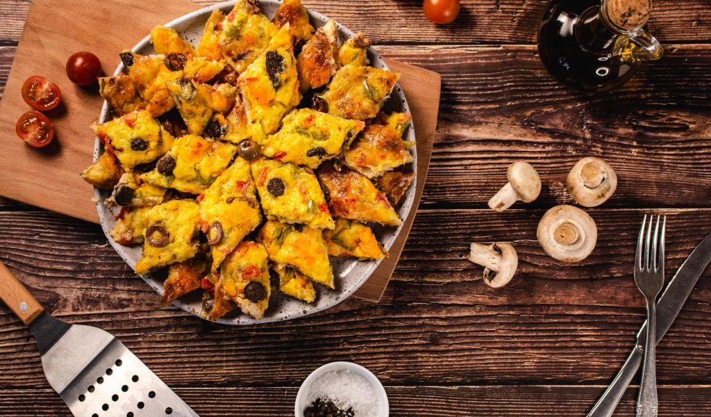 Кусочки пиццы с грибами на тарелке на столе