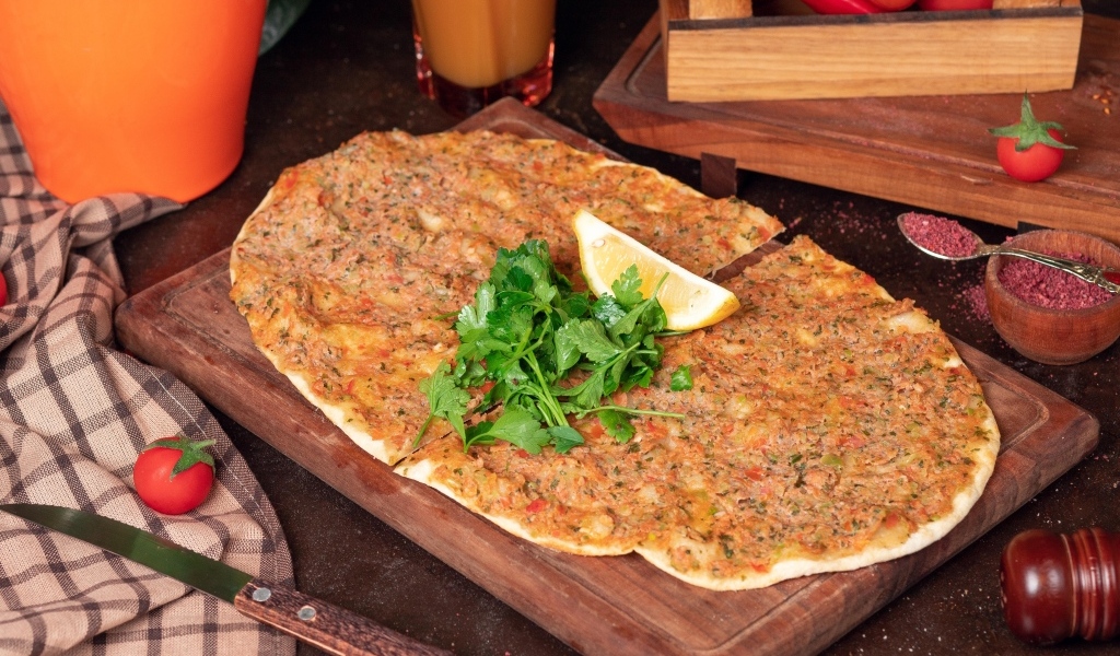 Турецкая пицца Лахмаджун на столе