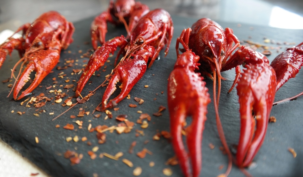 Вареные красные раки на столе