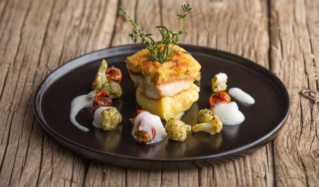 Рыба с овощами на тарелке