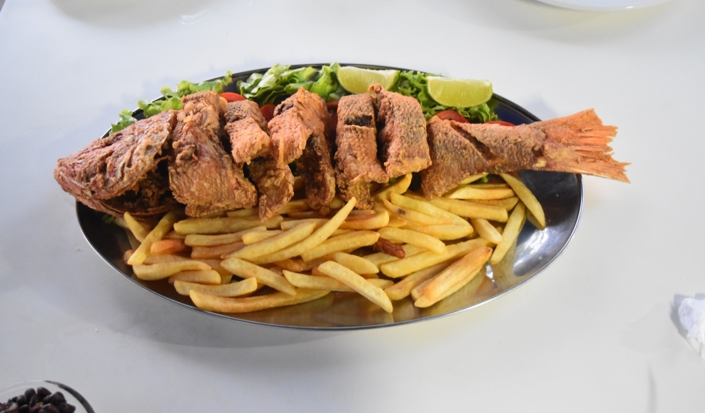 Жареная рыба с картофелем фри и салатом