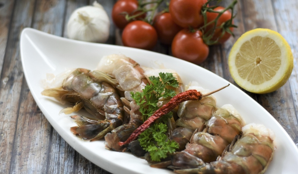 Сырые королевские креветки  на тарелке