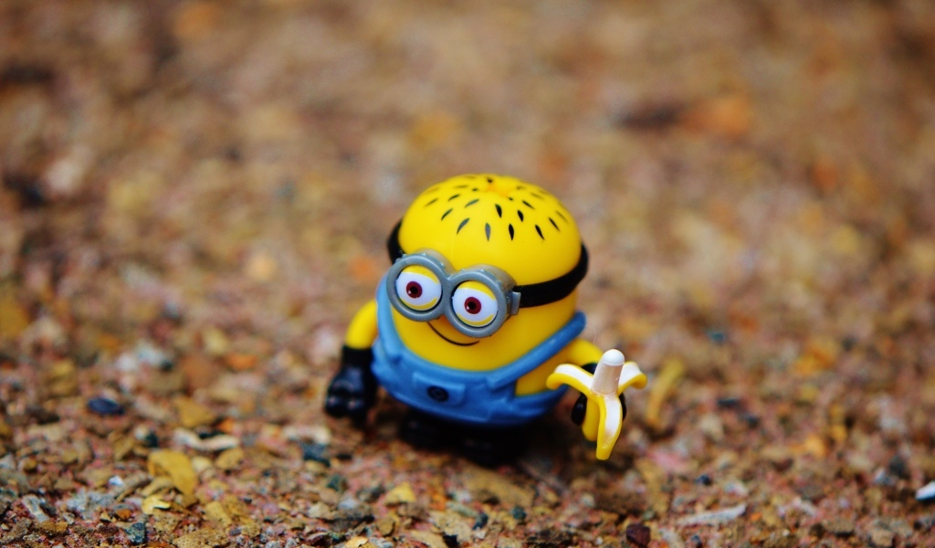 Фигурка миньон на земле