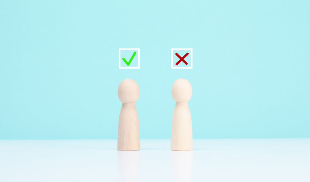 Две кегли с правом выбора на голубом фоне