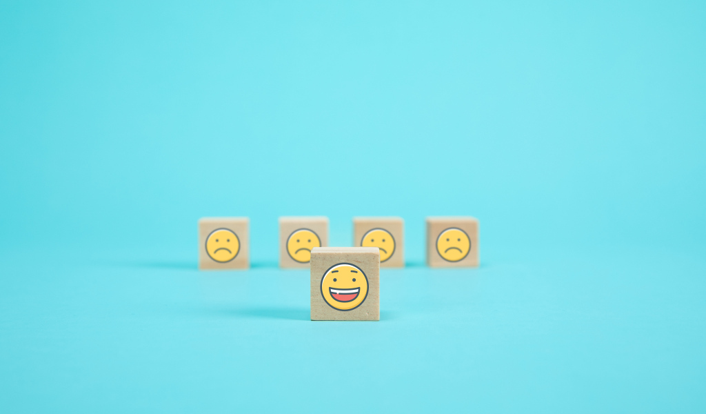 Деревянные кубики со смайлами на голубом фоне