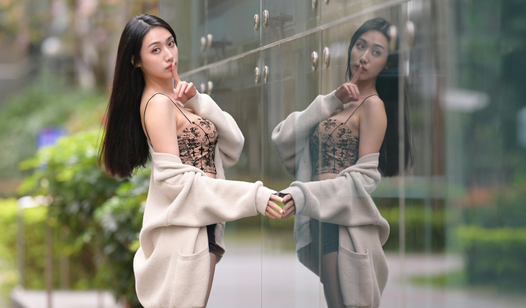 Девушка азиатка просит помолчать