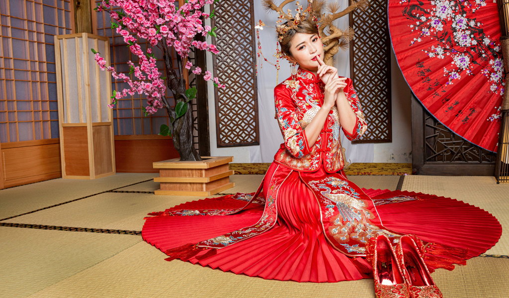 Девушка азиатка в красивом национальном платье