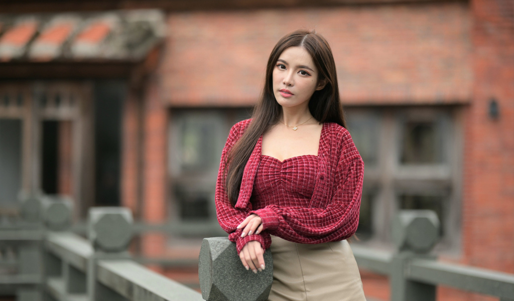Девушка азиатка в красной кофте