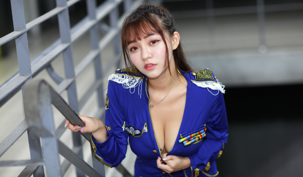 Девушка азиатка в форме стоит на ступеньках