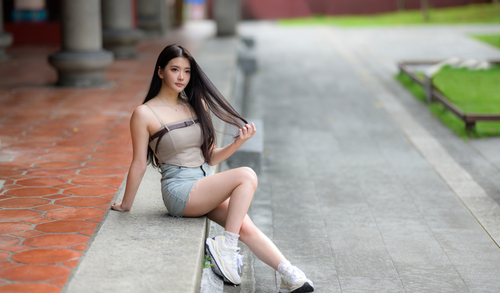 Девушка азиатка в белых кроссовках