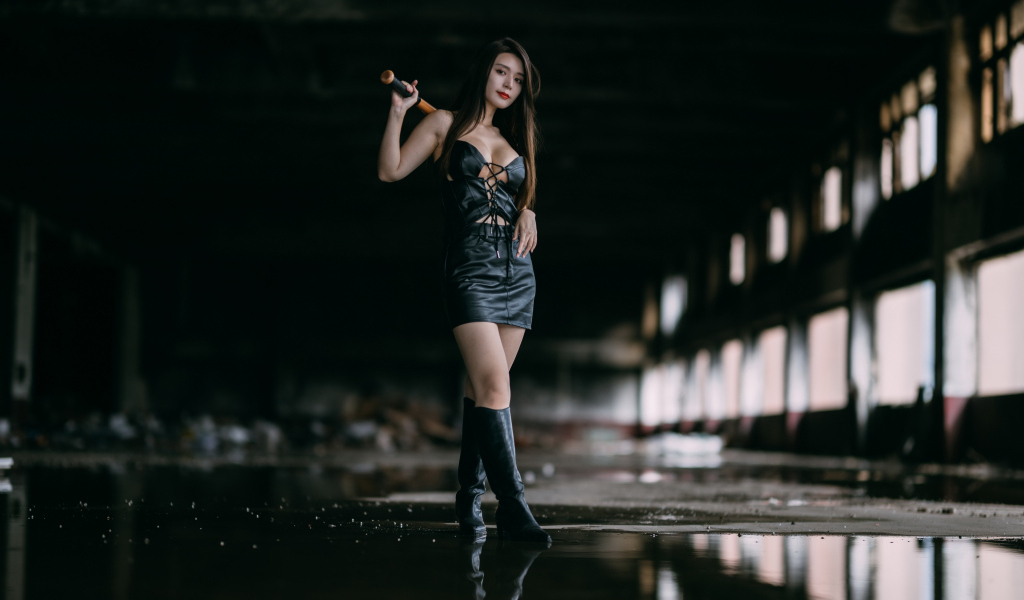 Азиатка в черном кожаном костюме с битой в руках