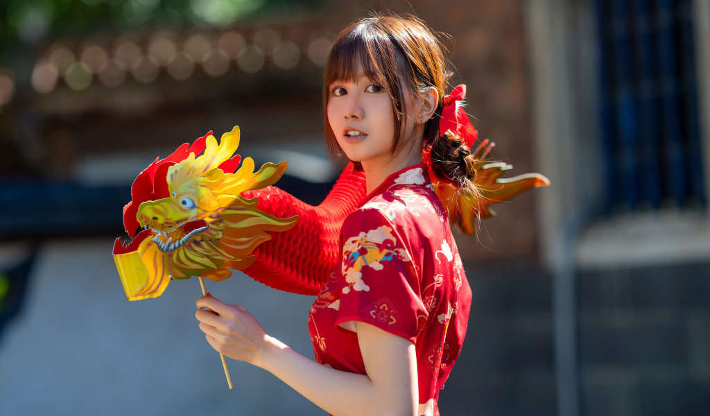 Азиатка в красном платье с бумажным драконом