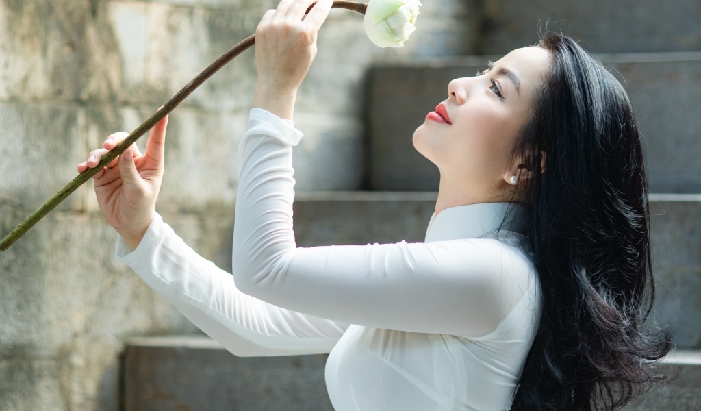 Красивая девушка азиатка с цветком лотоса 