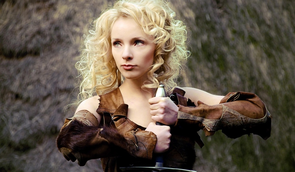 Красивая блондинка с мечом в руках