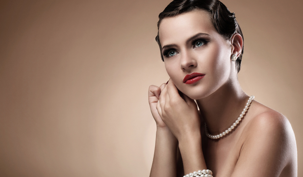 Красивая голубоглазая девушка модель с украшениями из жемчуга