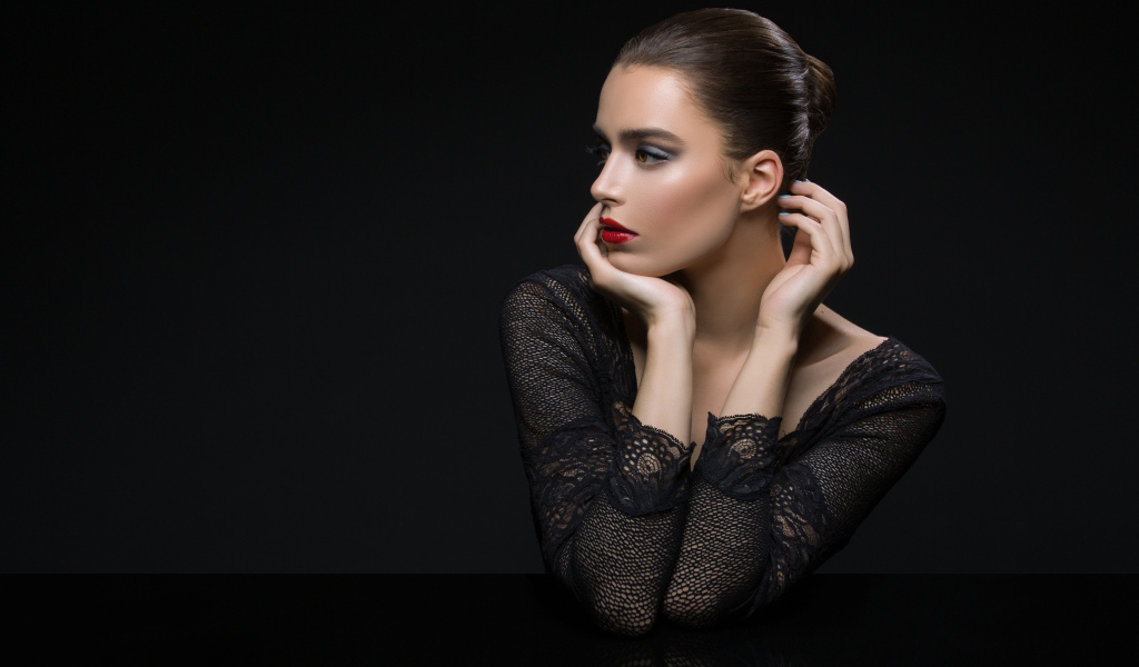 Красивая брюнетка с макияжем вид сбоку