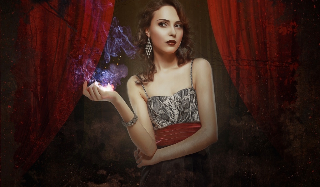 Красивая девушка на фоне красных штор