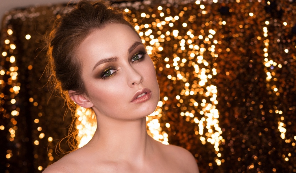 Красивая девушка модель на блестящем фоне