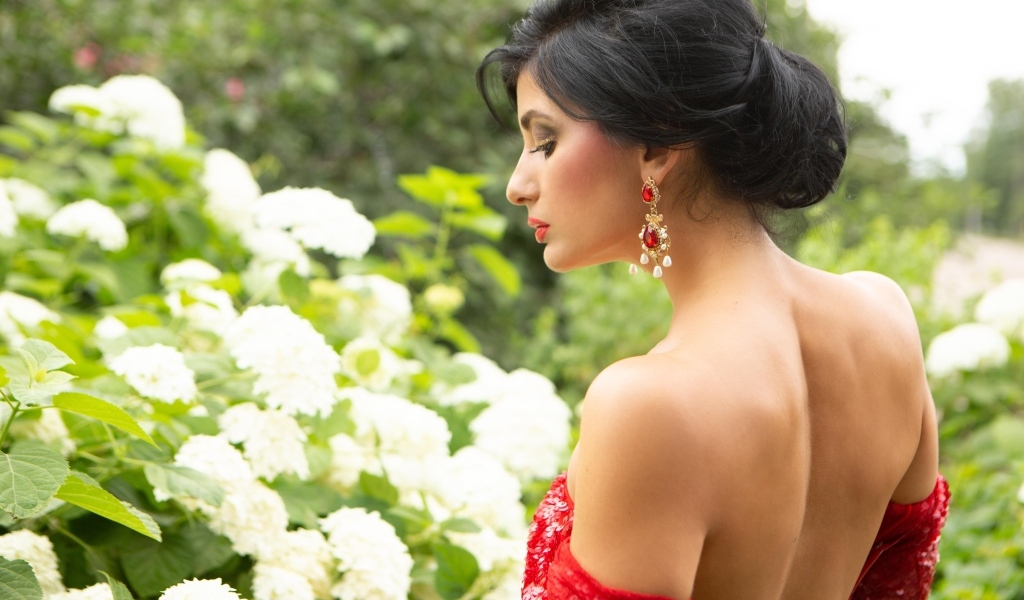 Красивая девушка у белых цветов гортензии