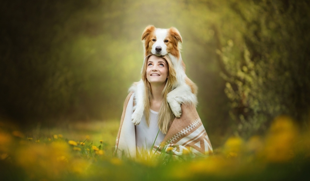 Милая девушка с собакой на голове