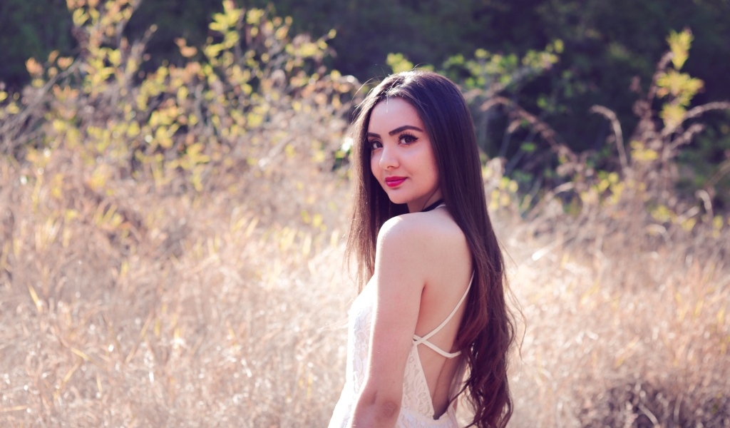 Милая длинноволосая девушка на поле 