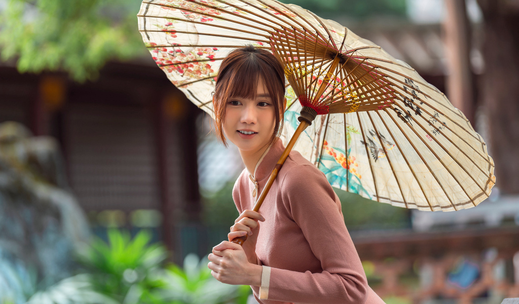 Милая улыбающаяся азиатка с зонтом