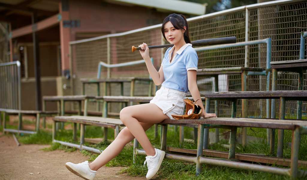 Девушка спортсменка с бейсбольной битой 