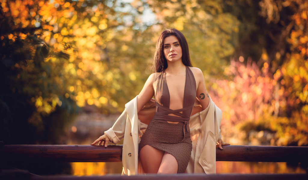 Девушка в платье в осеннем парке