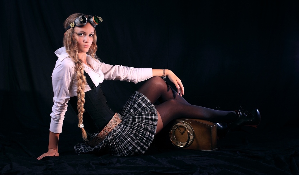 Девушка в костюме на черном фоне с часами