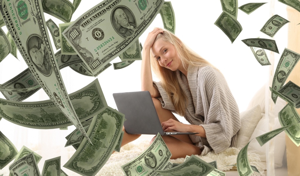 Девушка с ноутбуком в деньгах 