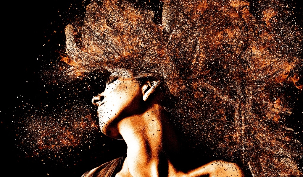 Девушка с блестками в волосах на черном фоне