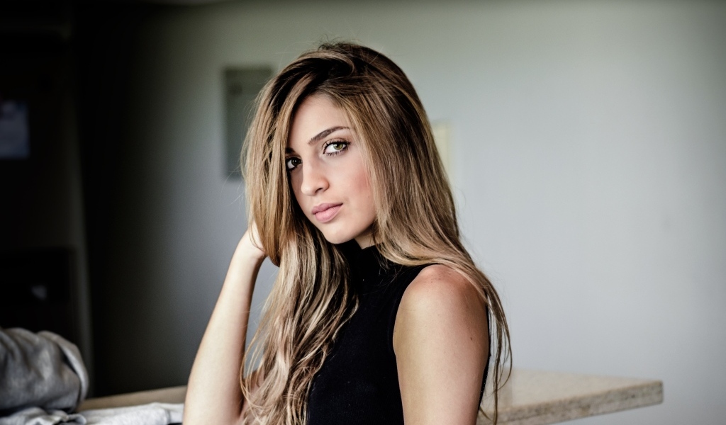 Зеленоглазая девушка в черном