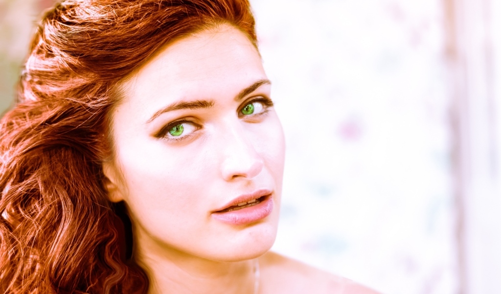 Зеленоглазая рыжеволосая девушка крупным планом