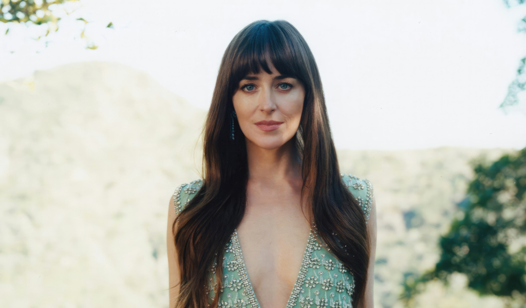 Длинноволосая шатенка актриса Дакота Джонсон крупным планом