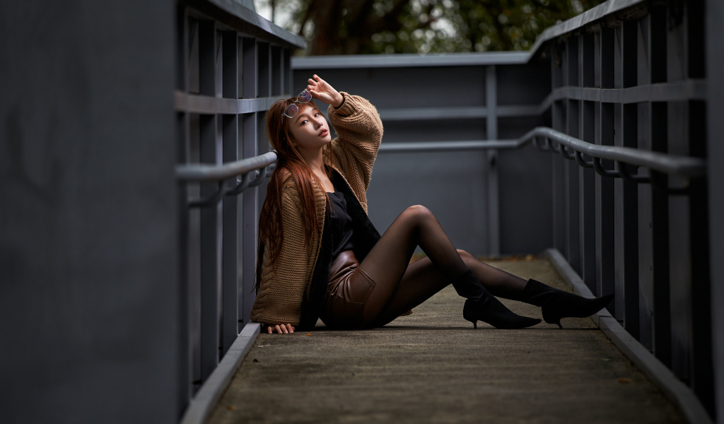 Длинные ноги у молодой азиатки в теплой кофте