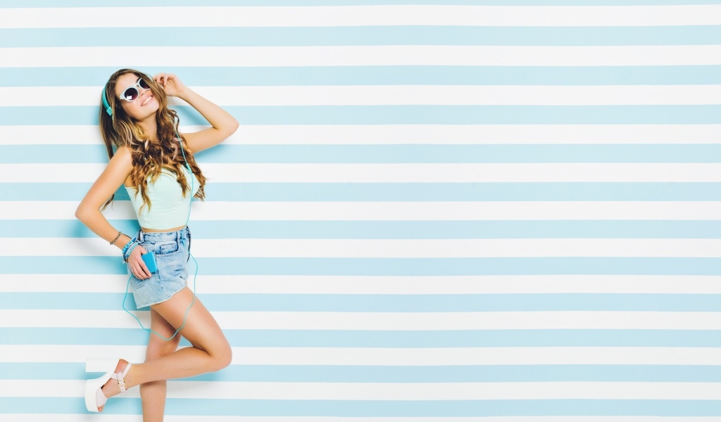 Современная девушка в очках на полосатом фоне