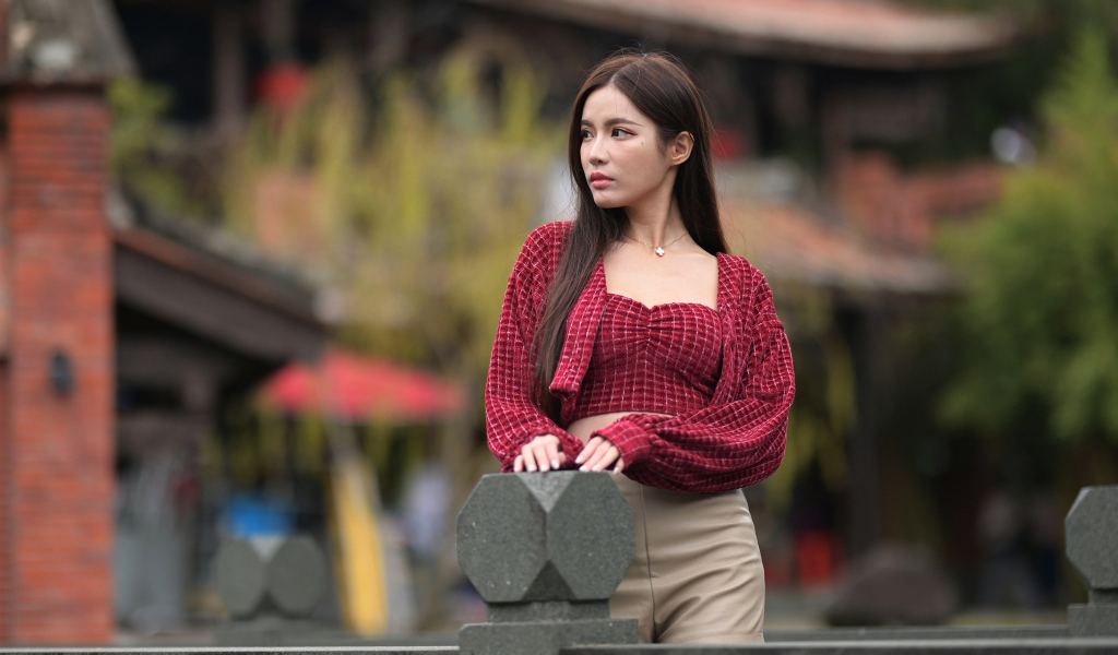 Грустная азиатка в красной блузке