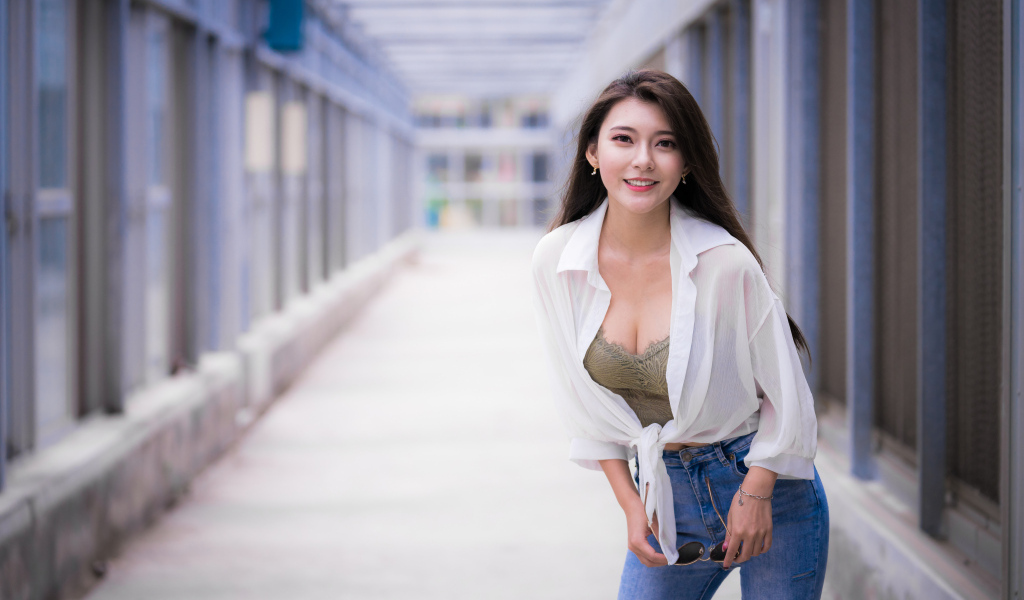 Улыбающаяся азиатка в белой рубашке