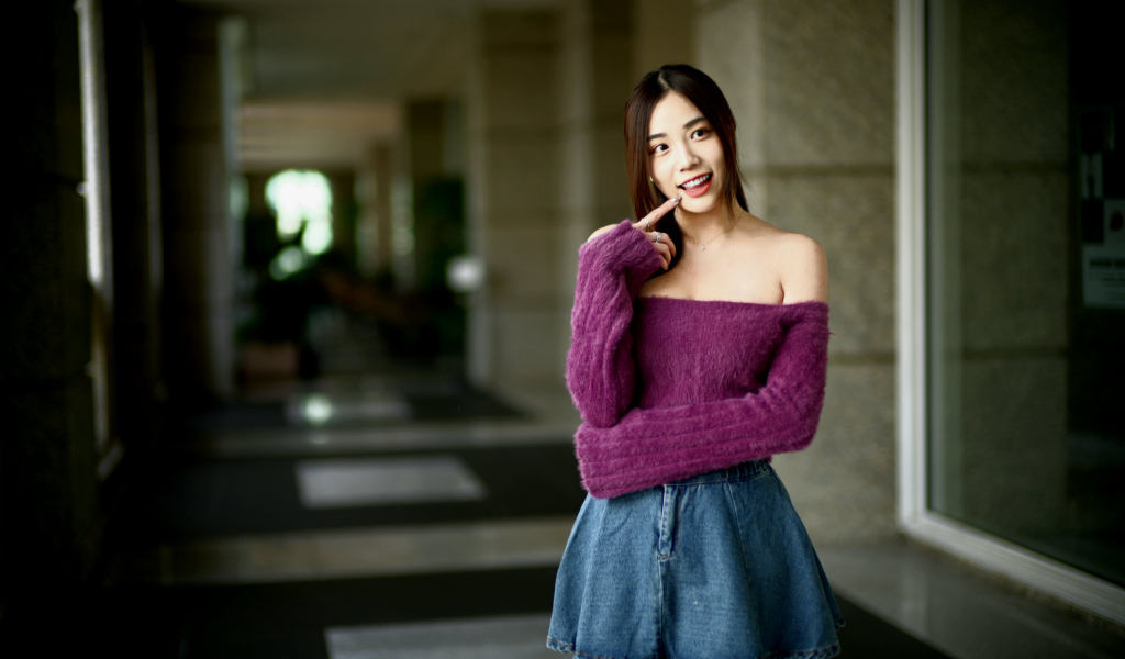 Улыбающаяся азиатка в короткой юбке у дома