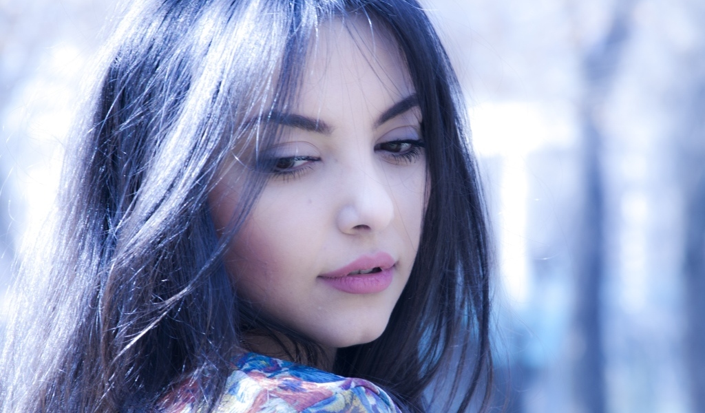 Нежная кареглазая девушка с черными волосами