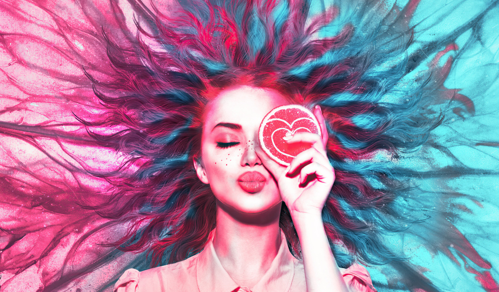 Девушка закрыла глаз кружочком апельсина