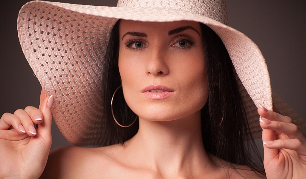 Женщина в большой розовой шляпе