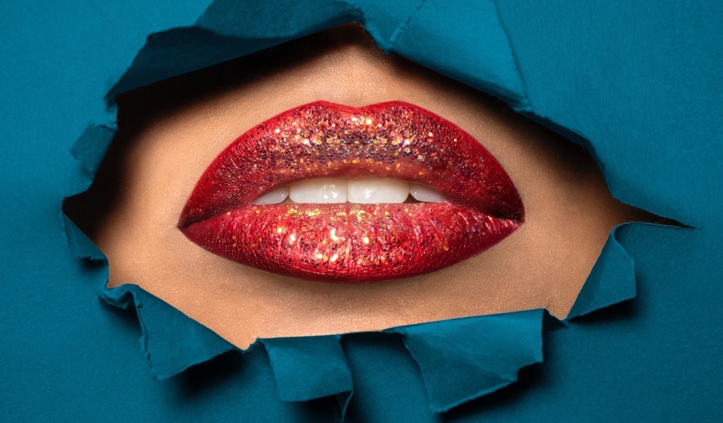 Женские губы с красной помадой в блестках