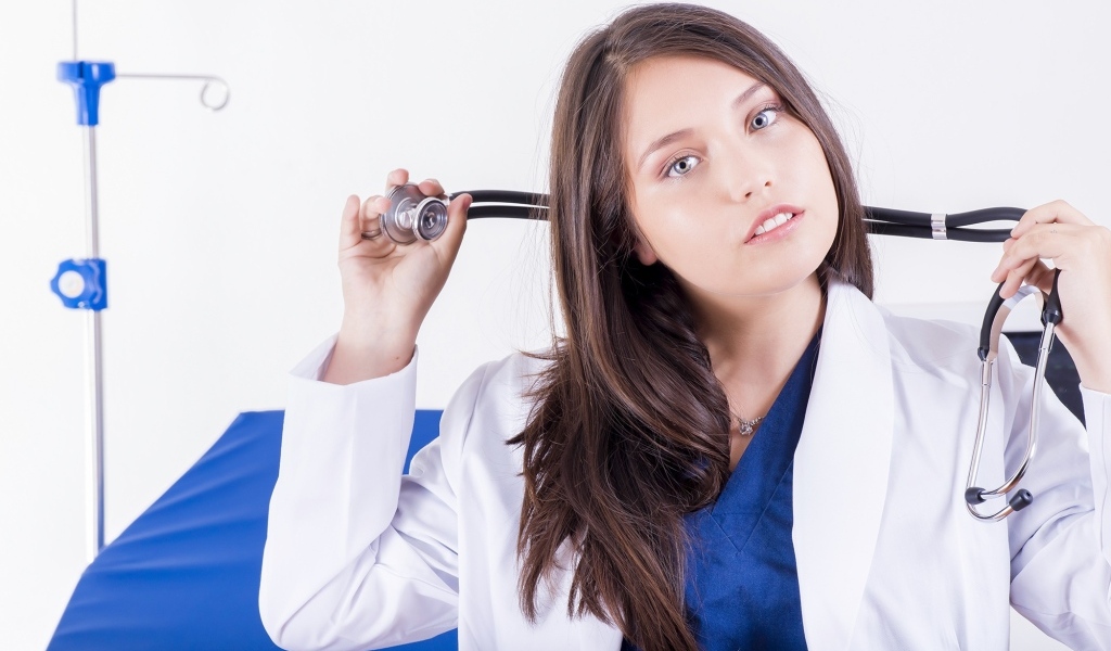Молодая девушка доктор с фонендоскопом