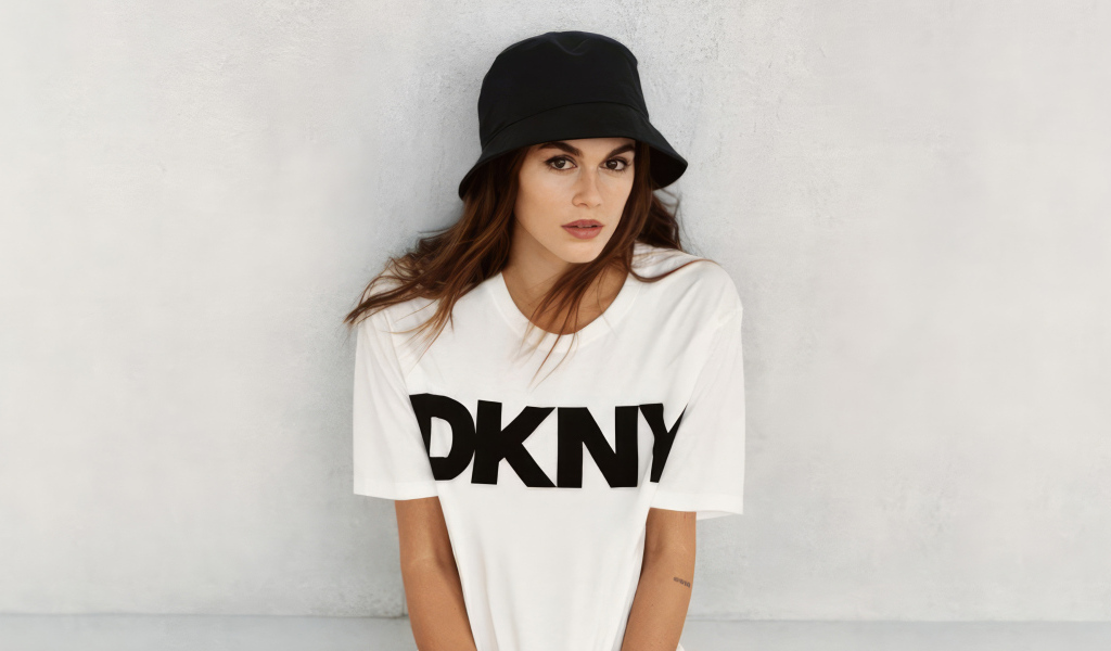 Американская модель Кайя Гербер в черной панаме у стены