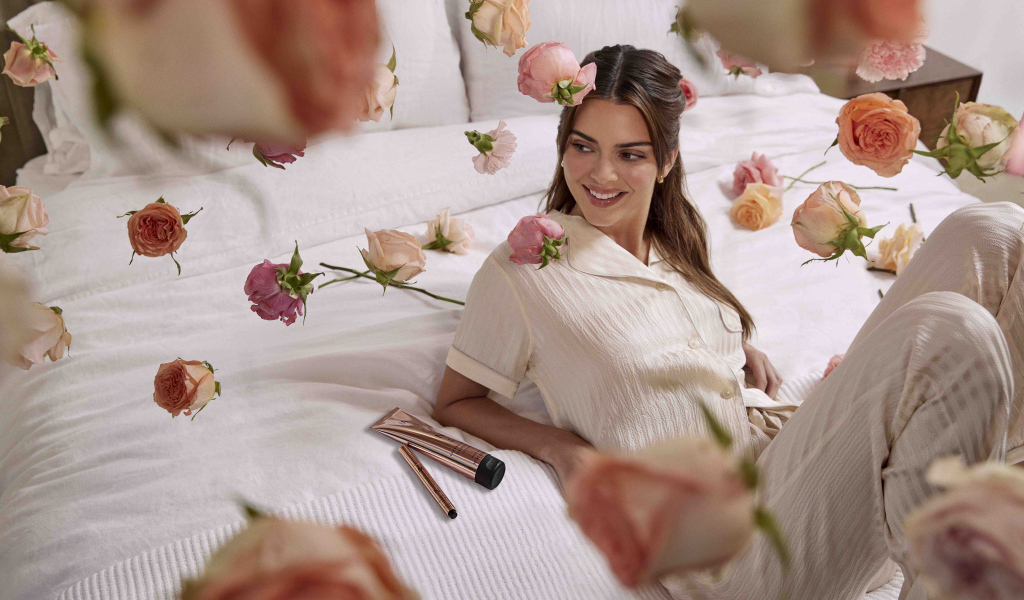 Американская модель Кендалл Дженнер на кровати с цветами