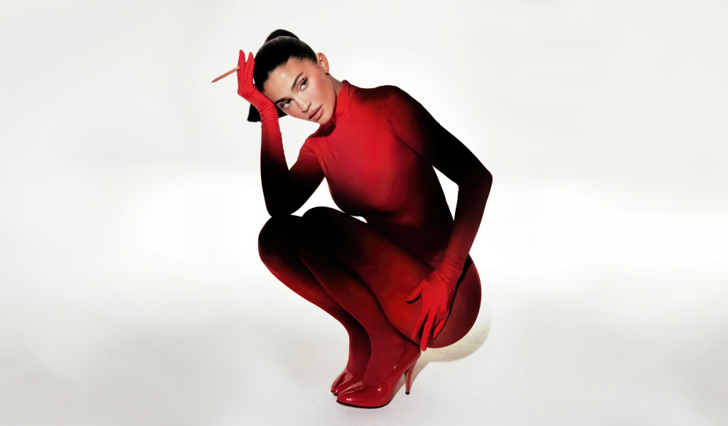 Красивая брюнетка модель Кайли Дженнер в красном костюме